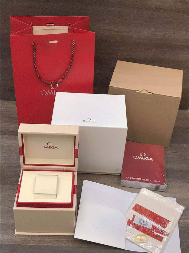 جعبه و پاکت پاپیونی طرح اصلی ساعت امگا